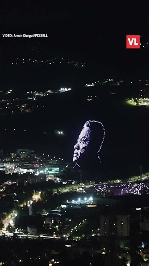 Dronovi na nebu u Sarajevu formirali lik Halida Bešlića tijekom drugog koncerta Dine Merlina