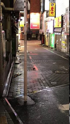 無人の渋谷センター街のネズミ