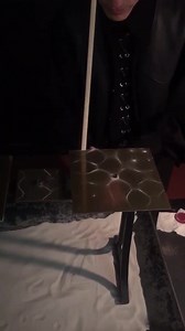 # Se denominan figuras de Chladni a los patrones formados por una sustancia granulada sobre una superficie plana vibrando en un modo propio. La rigidez de la placa con una fijación provoca que la onda quede confinada. Cuando la placa vibra, el polvo fino se desplaza por efecto gravitatorio desde las zonas de máxima vibración (vientres), a las zonas de vibración nula (nodos). Así pues, la forma resultante varia en función de la frecuencia del sonido: a mayor frecuencia (más agudo), más compleja e