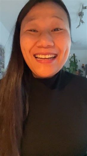 Navi ✨ on Instagram: "Meta AI Brille ausgepackt 👓🤯 Heute Unboxing meiner Meta AI Brille. Direkt geladen, angeschaltet und getestet. Wow, was für ein Teil. Alles selbst gekauft, kein Sponsoring, keine Werbung. Wollte euch einfach zeigen, dass ich mir eine geholt habe. Habt ihr eine? Skala 1–10? #MetaAI #SmartGlasses #Unboxing #TechTest #GadgetLiebe"