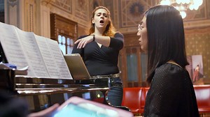 Die "Casa Verdi" in Mailand ist ein Altersheim mit besonderem Klang. 60 Senioren leben hier – alle sind Musiker, Sänger oder Komponisten. Dem prominenten Gönner Giuseppe Verdi verdanken sie, dass sie hier ihre Zeit bis ins hohe Alter der Musik widmen können. (SPIEGEL TV für ARTE Re: 12.07.2019) | SPIEGEL.TV