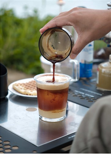 Bánh Waffle và Cà Phê Soda Chanh Món Ăn Buổi Sáng