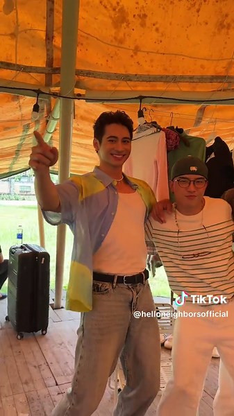 Đứng với nhau nhìn vui vậy chứ… ai là người thứ 3? #helloneighbors #hangxommoi #helloneighborshangxommoi