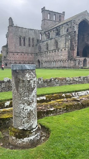 Melrose Abbey, Scotland 🏴󠁧󠁢󠁳󠁣󠁴󠁿 #scotland #scottish #visitscotland #visitscotlandtours #travel #travelblogger #travelgram #beautifuldestinations #mustvisit #scotlandtravel #scotlandexplore #scotlandhighlands #scottishhighlands #highlands #edinburgh #stirling #glasgow #isleofskye #inverness #vacation #vacations #vacationmode #outlander #outlanderfans #clan #castle #castles #tour #tourguide #kilt | Visit Scotland Tours