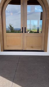 Step through these doors. Is this what you envision an Utah mountain home to look like? ✨follow @buildingutah for more home and design inspiration Build @gough_contracting Design @janagoughdesign Custom table @frontier_woodworks Seen in @pcshowcaseofhomes 🎥 @buildingutah Stone Fireplace Kitchen | Building Utah