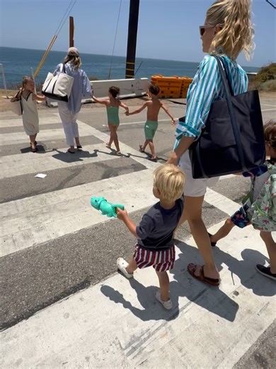 Amanda Kloots on Instagram: "Beach day with the mamas!"