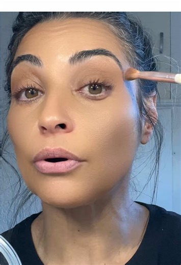 Wait… your bronzer can do THIS too 👀🤎 Part 2 because the last video cut off 😩 Using my bronzer as an eyeshadow base for the easiest soft glam ✨ Save this for your next makeup routine 🤎 #makeuptips #bronzerhack #softglammakeup #makeupforbeginners #onqmakeup