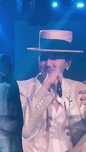 9.1K views · 374 reactions | Khi “fan cuồng của BIGBANG” lên tiếng, những fan thường thường như tôi chỉ đành biết ngậm ngùi 蘿蘿 Nhưng mà… đằng sau màn trò chuyện này khá buồn. Fan phía dưới la hét nhắc đến BB nhiều quá, trong khi GD lại đang muốn nói về album mới là chuyến lưu diễn lần này Cre: gdragoncg | BIG BANG - Our One and Only | Facebook