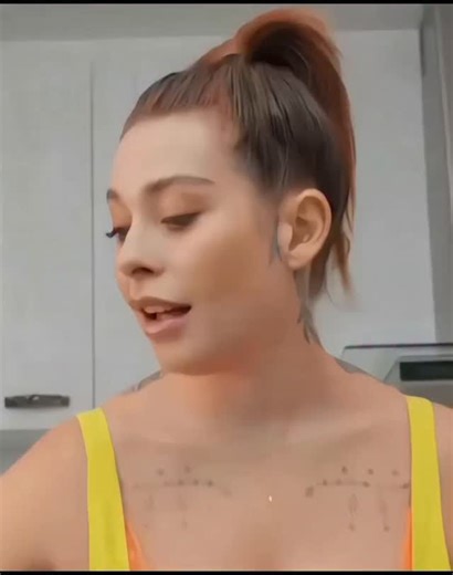 Mlif Library on Instagram: "在日本,研究人员正利用智能人行道将日常活动转化为清洁能源。这些道路内嵌特殊的压电材料,可以从行人的脚步中收集动能。当人们行走、奔跑或跳跃时,路面会轻微变形,从而产生机械压力。压电晶体将这种压力转化为电能。这些能量可用于照亮路灯、为公共显示屏供电,甚至监测行人流量。这种技术不仅减少了能源浪费,还展示了未来城市的无限可能。在东京、京都等城市的试验区,人们的每一步都在为绿色地球贡献力量。科技让生活更环保,也让每一个脚步更有意义 #日本#科技#创新 #科技#创新可持续绿色能源未来城市环保知识事实推荐你知道吗"