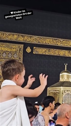 @richtungfrieden on Instagram: "Ein gesegneter Ort, reine Kinderherzen und ehrliche Freude 🤍 Möge Allāh allen Eltern ermöglichen, mit ihren Kindern solche wertvollen Momente an den gesegnetsten Orten zu erleben. Āmīn 🤲 #Mecca #Hajj #Islamic #HolyCity #Kaaba Islamic SpiritualJourney MeccaDiaries pilgrimage MeccaExperience peace Mekka Frieden Religion Spiritualität MekkaPilgerfahrt Islam FriedenInMekka Glaube Gemeinschaft Tawaf"