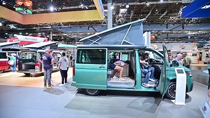 Der Caravan Salon in Düsseldorf – die weltweit größte Messe für Camper und Reisemobile! 😍 Getreu dem Motto „In der Welt zu Hause“ haben die Besucher die Möglichkeit, sich von den neuen Modellen und neuster Technik begeistern zu lassen. – Da darf unser California 6.1 Beach natürlich nicht fehlen! 😉 🚐 Bis zum 8. September habt ihr noch Zeit, euch ein bisschen Urlaubsfeeling abzuholen. Also Wer von euch war schon da und wer will noch hin? ☝️ Ein paar Eindrücke von den letzten ersten Tagen seht i