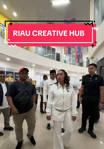 Ketika Pemerintah hadir memfasilitasi ruang untuk kreatifitas anak-anak muda Indonesia. Ini di Riau Creative Hub, ruang untuk berbagai komunitas kreatif, menunjukkan sinergi pemerintah dengan anak-anak muda Riau. Kerennn!! 🤩 #riau #pekanbaru #anakmuda #kreatif #zitaanjani