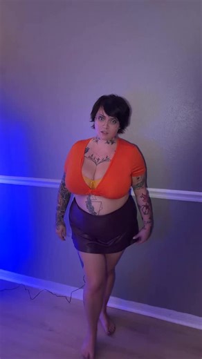 Ryann Ramona Jade on Instagram: "Do I make a good Velma? #cosplay #velma #alt #tattooed"