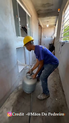 This clever mason built a hidden outdoor rack for the gas cylinder behind the kitchen wall — saving space and keeping things safer! Truly a genius Indian-style innovation! 💡🔥 #workers #facts #tools | Mind Power