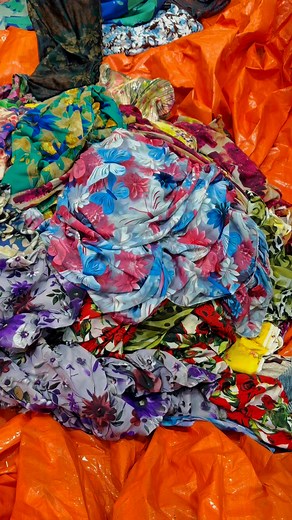 2.1K views · 539 reactions | pakat mari blako kak ehh kain hana kena banjir jual harga rugi rm 27 kain comey boleh wk raya dah . harga asal rm60 kak . kak kena basuh diri kain molek lagi comey2 boleh wk raya . waze hana tajima butik tumpat start kul 10 pagi lelong sampai habis . rugi tak mari kain comey2 . deay molek kain sampai habis kena banjir  tolong hana kak habiskan stock semua pkat share blako. kena kot tumpat deh baru boleh lalu | Farhana Tajima | Facebook