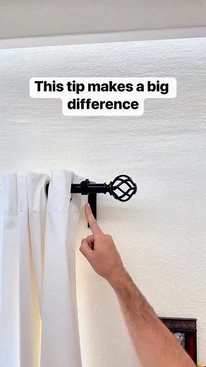 Liz Richards | Daily Original Vids on Instagram: "Easy tip to cover curtain rod brackets ✨ #curtain #livingroom #window #homedecor"
