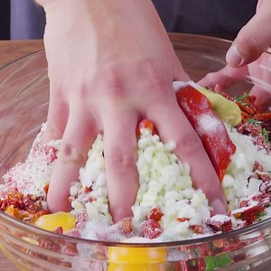 1.1M views · 30K reactions | Mezcla vigorosamente la carne con las manos y el resultado te pondrá de cabeza 數 Aquí también puedes ver la receta 朗 https://youtu.be/1XP8frVbgBo | Riquísimo | Facebook