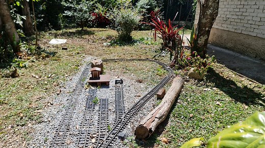 Começamos a implementar o reverse loop na outra extremidade da linha. Eate terá o formato de gota, portanto um trajeto mais fácil para os trens. We've started implementing the reverse loop at the other end of the line. The track will be teardrop-shaped, making it easier for trains to travel. #lgb #trains #nature | Ferrovia de Jardim