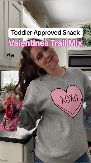 VALENTINES TRAIL MIX! 💕 This treat is all about love and some toddler “cooking” independence. Pouring and stirring is Roo’s favorite way to cook and she loved how festive it turned out! She said her favorites were the heart shaped marshmallows and the M&Ms which was no surprise to me at all. 😆 Ingredients: - Pretzels - Rice Chex - Cheerios - Pink heart-shaped marshmallows - Valentine's M&M's - Vanilla Cupcake Goldfish - Valentine's-themed sprinkles Instructions: 1. In a large mixing bowl, comb