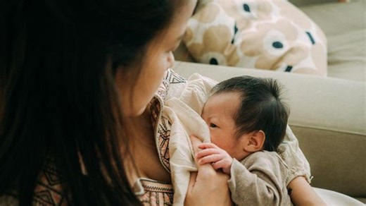 Payudara Besar Sebelah saat Menyusui, Ketahui Penyebab dan Cara Mengatasinya