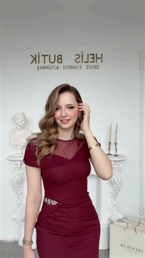 Helis Butik on Instagram: "Omuz ve yaka kısmındaki asil tül detaylarıyla modern bir duruş sergileyen bu özel tasarım, bel bölgesindeki zarif drape geçişleri ve yan kısmındaki ışıltılı taşlı broş detayıyla şıklığınızı bir adım öne taşıyor. Vücut hatlarını mükemmel bir formla saran yapısı ve sunduğu konforlu şıklık sayesinde her adımda kendinizi çok daha özel hissedeceksiniz. Ürün Bilgileri: Tam kalıp yapısıyla kendi bedeninizi güvenle tercih edebilirsiniz. S, M, L ve XL beden seçenekleri mevcuttu
