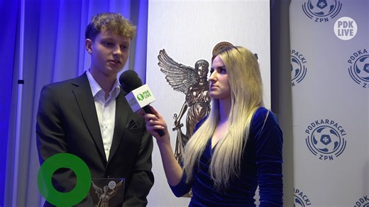 - Myślę, że stać nas na dużo, a ambicje są bardzo wysokie, tak jak mówimy sobie między sobą. Ta szóstka barażowa jest w dużym zasięgu, bardzo dużym zasięgu i to jest nasz cel, żeby bić się o Ekstraklasę teraz w tym sezonie - mówi Michał Synoś, zawodnik Stali Rzeszów i Młodzieżowiec Roku 2025 Gali Piłkarskiej Podkarpacka Nike 🎥🔥 | PDK Live