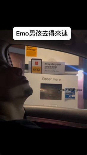 Countdowning 當贏 on Instagram: "說不定這是個新開始😭 Credit @yuhfavoriteindian 一、過期不久（1～2個月內） 如果保存得好（陰涼乾燥、沒受潮），通常還能吃。 巧克力主要成分是可可脂和糖，水分低，不容易滋生細菌。頂多味道會有點變、口感不那麼滑。 🍫 二、有白霜（fat bloom / sugar bloom） 表面出現白白的粉或油脂，看起來像發霉但不是。 那是「脂肪霜」或「糖霜」，是可可脂析出或糖結晶化。 👉 雖然不好看，但可以吃，不會有健康問題，只是口感差一點。 ⚠️ 三、聞起來怪、發黴、有酸味或受潮 那就別吃。 尤其是有夾心的巧克力（像焦糖、堅果、餅乾），水分高、容易變質或長黴菌。這種過期後就別冒險了。 #按讚 #分享 #短片 #追蹤 #reels #笑 #搞笑 #迷因 #梗 #迷因系列 #emo"