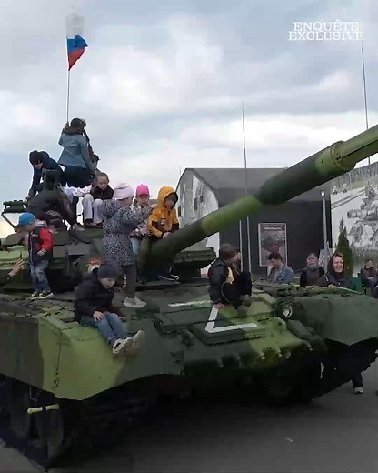Simulateurs de tanks, stand de tir avec armes de guerre, réplique de champ de bataille… Le Patriot Park est un moyen pour Poutine de sacraliser l'armée russe et de renforcer le patriotisme dès le plus jeune âge. « Guerre en Ukraine : comment Poutine manipule le peuple russe » 📺 Dimanche à 23.15 sur M6 | Enquête exclusive