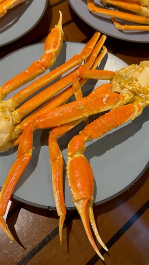 Tag 2 friends you'd want to feast on these crab legs with 🧑‍🤝‍🧑 | L'Auberge Casino & Hotel Baton Rouge
