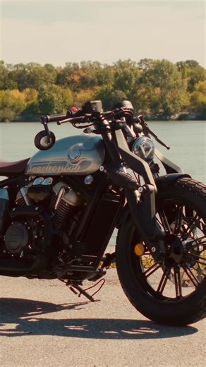 1000PS | Motorrad Lifestyle 🏍 on Instagram: "The craziest Scrambler out there ! . Introducing the Benda Napoleonbob 250 — a modern bobber with classic vibes. Powered by a 249 cc liquid-cooled V-Twin engine producing about 26 PS and 25 Nm of torque, with a smooth 6-speed gearbox and chain drive for everyday riding fun. It sits on 18″ wheels with a mult-link front fork and dual rear shocks, ABS and traction control for confident braking, plus a round TFT display and LED lighting. Compact yet styl