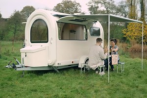 Campod dévoile une mini caravane de 800 kg en fibre de verre, pouvant être tractée par n'importe quel véhicule