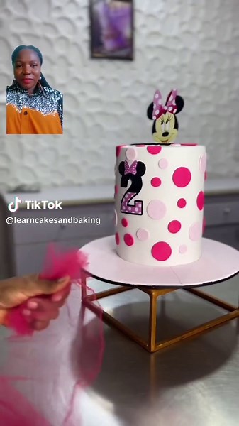 Beautiful tutu dress tutorial for feminine cakes. Video Credit: @kimacakes1 #learncakesandbaking #learncakes #cakedecoratingvideos #cakedecoratingtutorial #cakedecoratingtechniques #cakesforkids #kiddiescakes #mickeymousecake #cakesforgirls #bakersinnigeria #cakeartistinnigeria #worldbakers #bakersinafrica