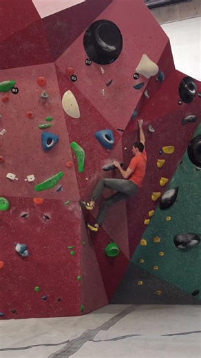 B12 à Block'Out Cergy, cotation faite dans le dernier mouvement. Around V7/8 (7A+/B).