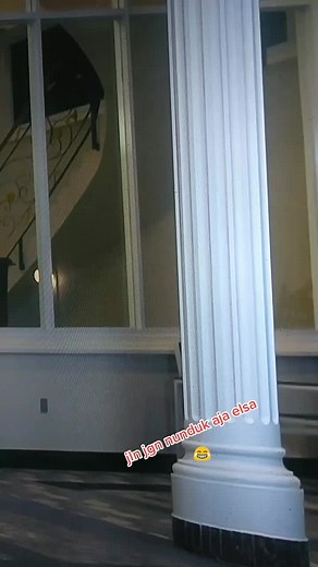 Indoor Design Focus: Column and Reflective Flooring