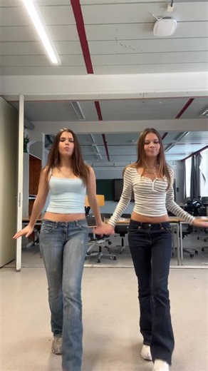 Bare rolig friends, havde trøje på over🙂‍↕️ #dancetrend #lua #dance2026 #tiktokdance #easydance @Vanessa