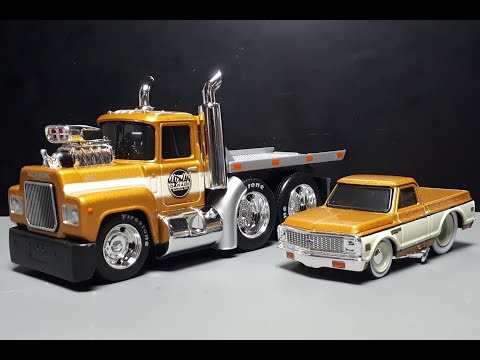 Ford C10 1972 pickup & Mack R685ST 1980 transporter by Maisto Muscle Machines flatbed diecast car
