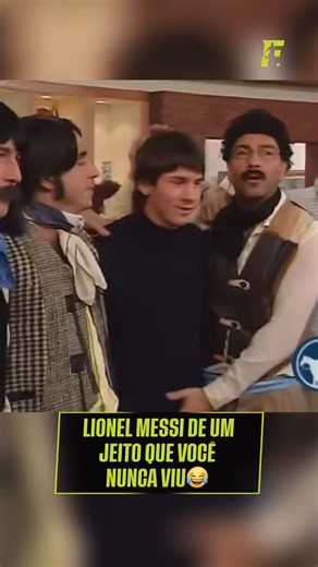 Fãnáticos on Instagram: "Muito antes de virar o maior nome do futebol argentino, Lionel Messi já chamava atenção fora de campo. Em 2005, com apenas 17 anos, o jovem craque foi convidado especial de um programa de humor na Argentina, vivendo uma experiência diferente e cheia de brincadeiras. Tímido, mas sorridente, Messi participou de um quadro ao lado de humoristas famosos e mostrou seu jeito simples. Naquele período, ele sonhava em jogar uma Copa do Mundo. Um ano depois, o sonho virou realidade