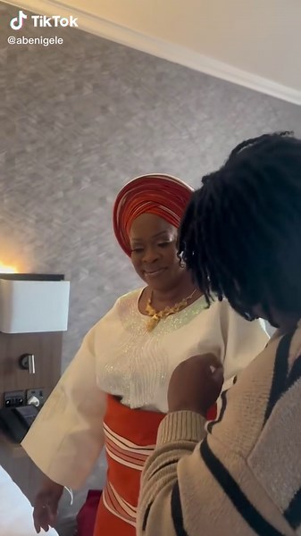 Stunning Bride's Mum Gele Styling Experience