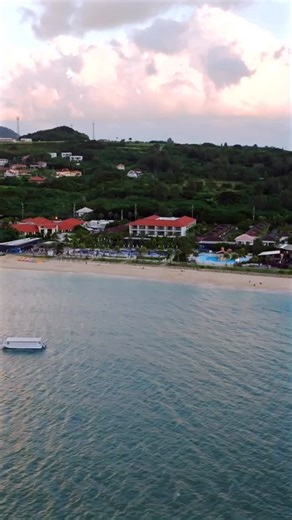 フサキビーチリゾートホテル 石垣島 on Instagram: "【思考を止める。星と海が溶け合う場所で】 目の前にあるのは、遮るもののない水平線。 バーテンダーが丁寧に仕立てるカクテルは、 島特有の潮風の温度や、土の匂いまで計算し尽くされたかのような、 深く、澄んだ味わい。 グラスが触れ合う繊細な音さえ、ここでは上質なBGMになります。 「明日は、何もしないをしようか」 多忙な日々に埋もれていた、大切な人への言葉や、あなた自身の心の声が、波間に溶け出していくはず。 海に近いこの場所で、 ただ星を待ち、海を眺める。 そんな「余白」こそが、明日への一番のエネルギーになることを、 あなたはここで知るはずです。"