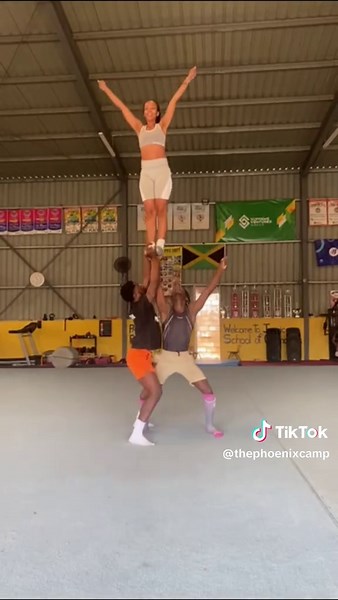 Cheerleading Pyramid Stunts and Tumbling Tips