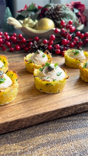 Giorgia Ruggieri on Instagram: "Cestini di patate con mousse di tonno ✨ Perfetti per il cenone di Capodanno, eleganti, sfiziosi e facilissimi da preparare 🫶🏼 Ingredienti • 400 g patate • 200 g zucchine • 1 uovo o 2 piccoli • 1 cucchiaio amido di mais • 1 cucchiaio pangrattato fine (opzionale) • 30 g formaggio grattugiato • Sale • Pepe nero Per la mousse di tonno • 150 g formaggio spalmabile • 80 g tonno sgocciolato • 6–7 capperi • 2 pomodori secchi • Olio extravergine d’oliva Per decorare • Ca