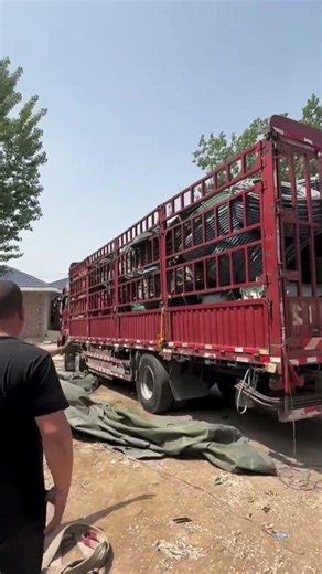 Parcels Unloading from Big Truck 📦