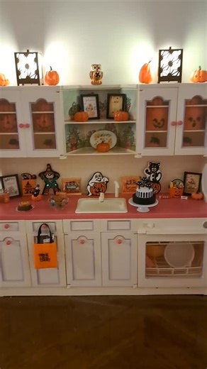 Just for fun, love collecting miniatures 🧡🎃 I had the kitchen set since I was a kid, kitchen littles tyco, released in 1996. It's a four piece set but I focused mainly on one piece. I've been posting (trying to at least 🤭) more of these types of videos on tiktok, @kc_retro on there as well #vintagetoys #kitchenlittles #miniatures #miniverse #minibrands #dollhouseminiatures perfect size for #barbie #blythe | Katherine Cruz