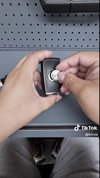 Experience the New Range Rover with SV Key Case