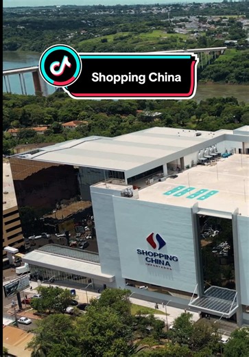 Essa é uma excelente opção pra quem está procura eletrônicos, perfumes importados, câmeras e roupas de grife com ótimos preços! O Shopping China inaugurou em dezembro de 2025 sua nova loja em Ciudad del Este, no Paraguai. São 33.000 metros quadrados e 3 andares repletos de produtos. Vale lembrar que Ciudad del Este fica a apenas 12 km de Foz do Iguaçu, ou seja, dá pra visitar as Cataratas do Iguaçu e ainda fazer umas comprinhas.