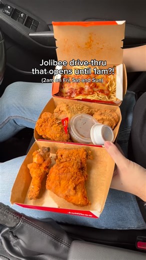 Jolibee drive-thru that opens until 1am?! 📍Jolibee 100 Jurong West Ave 1, Singapore 649519 Opening hours as per Google: Mon-Thurs: 9am-1am Fri-Sun: 10am-2am | Sgadventurous Duo