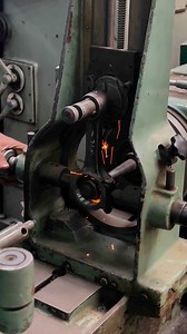 Connecting rod grinding operation and ovality check using a bore gauge 🔝 #machining #turning #الجندى_للخراطة | مصنع الجندى للصناعات المتطورة-El Gendy for Advanced Industries