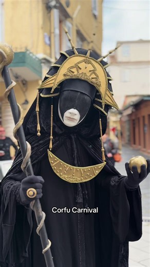 Η Κέρκυρα τις Απόκριες δεν απλώς γιορτάζει… μεταμορφώνεται. ✨ Στο Λιστόν, ανάμεσα σε αινιγματικούς μαρκήσιους και αναγεννησιακές κοντέσες, η πόλη μοιάζει να επιστρέφει σε μια άλλη εποχή — εκεί όπου οι βενετσιάνικες μάσκες, τα κοστούμια εποχής και η κομψότητα του καρναβαλιού ζωντανεύουν ξανά. 📍Καλώς ήρθατε στο Βενετσιάνικο Καρναβάλι της Κέρκυρας. En. During Carnival season, Corfu doesn’t simply celebrate… it transforms. ✨ On the elegant Liston, among mysterious marquises and Renaissance countess