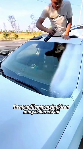 Dengan filem penyingkiran minyak kereta ini, anda tidak perlu risau lagi untuk melihat melalui kaca.#car #carcleaning #autoaccessories