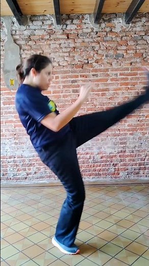 Aprenda Meia Lua de Dentro na Capoeira 🥋 | Pratique Junto Comigo!